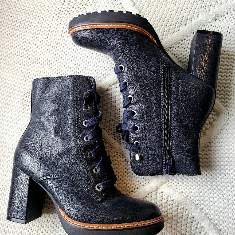 Lace-up Bootie size 5
